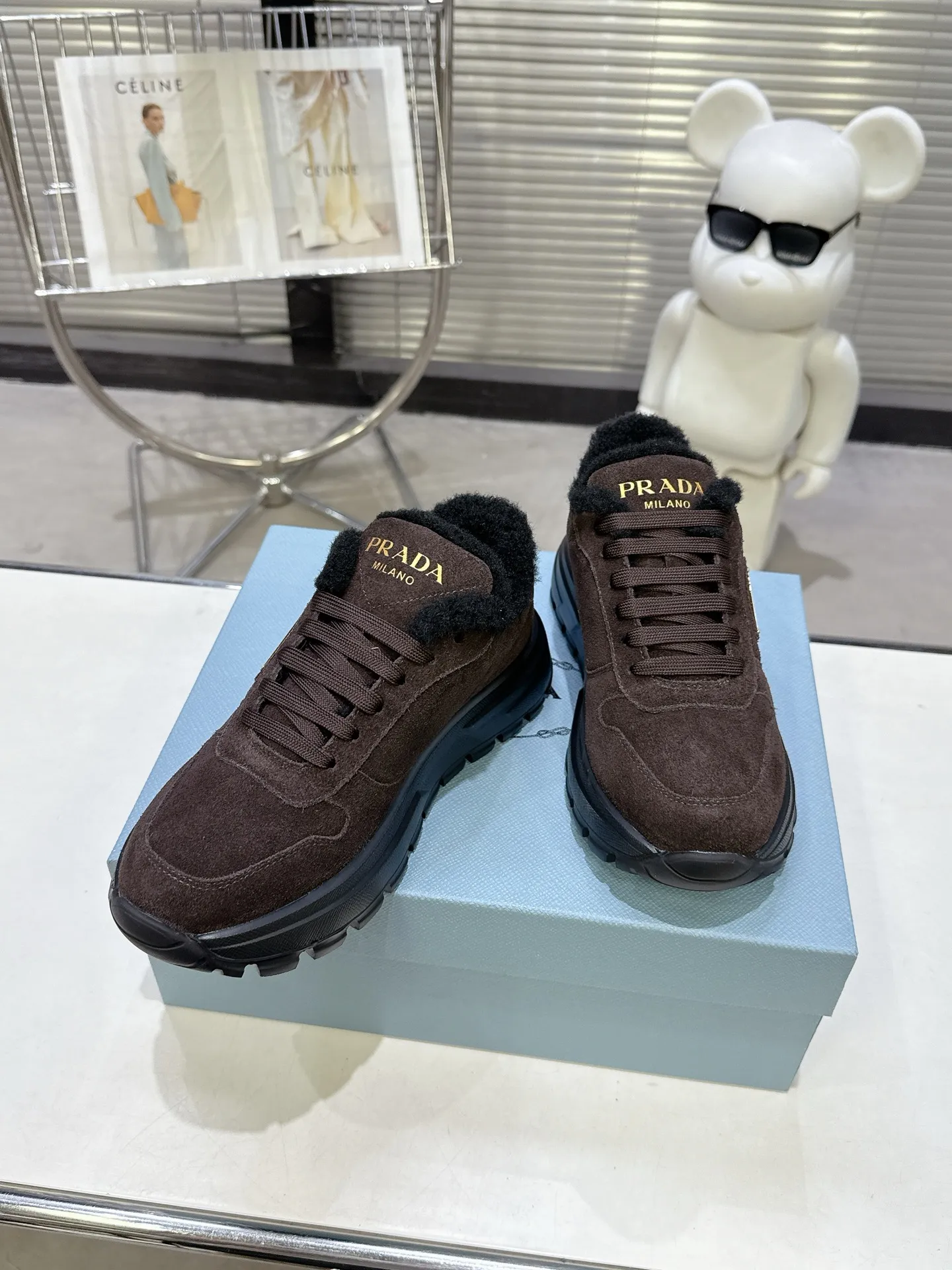 👟👟Ex-factory price 600👟👟 PRADA ²⁰²5 𝐬𝐬Prada’s new product comes with strength! ❣️Many Internet celebrities have the same style, fashionable and versatile nice items, original shoes are developed and purchased from Italian counters, and are reproduced 1:1 according to the original taste. This year’s theme is not to be defined, embodying texture through simplicity💛From thick-soled sneakers to zigzag short boots to 2025 flat shoes, everything reveals a sure-fire momentum... It combines gentleness and handsomeness, the finishing touch for women❤️ Wear-resistant and ultra-light two-color outsole. ⚛Size: Women's 35-40 ⚛Size: Men's 39-45 Original packaging accessories. ⚛